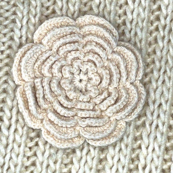 Anthro Sleeping on Snow cape - Picture 4 of 7